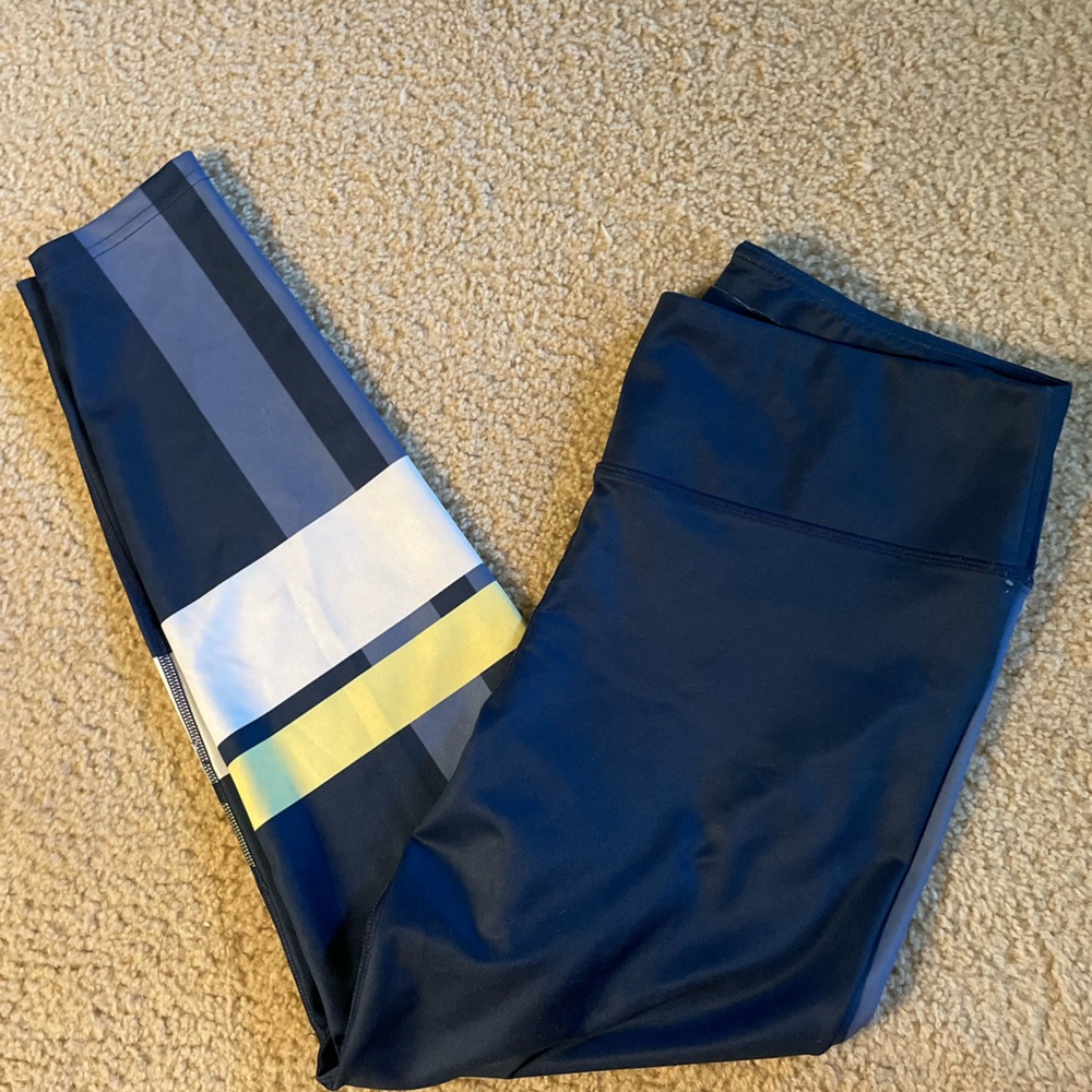 Chic Activewear Leggings in Navy and Yellow